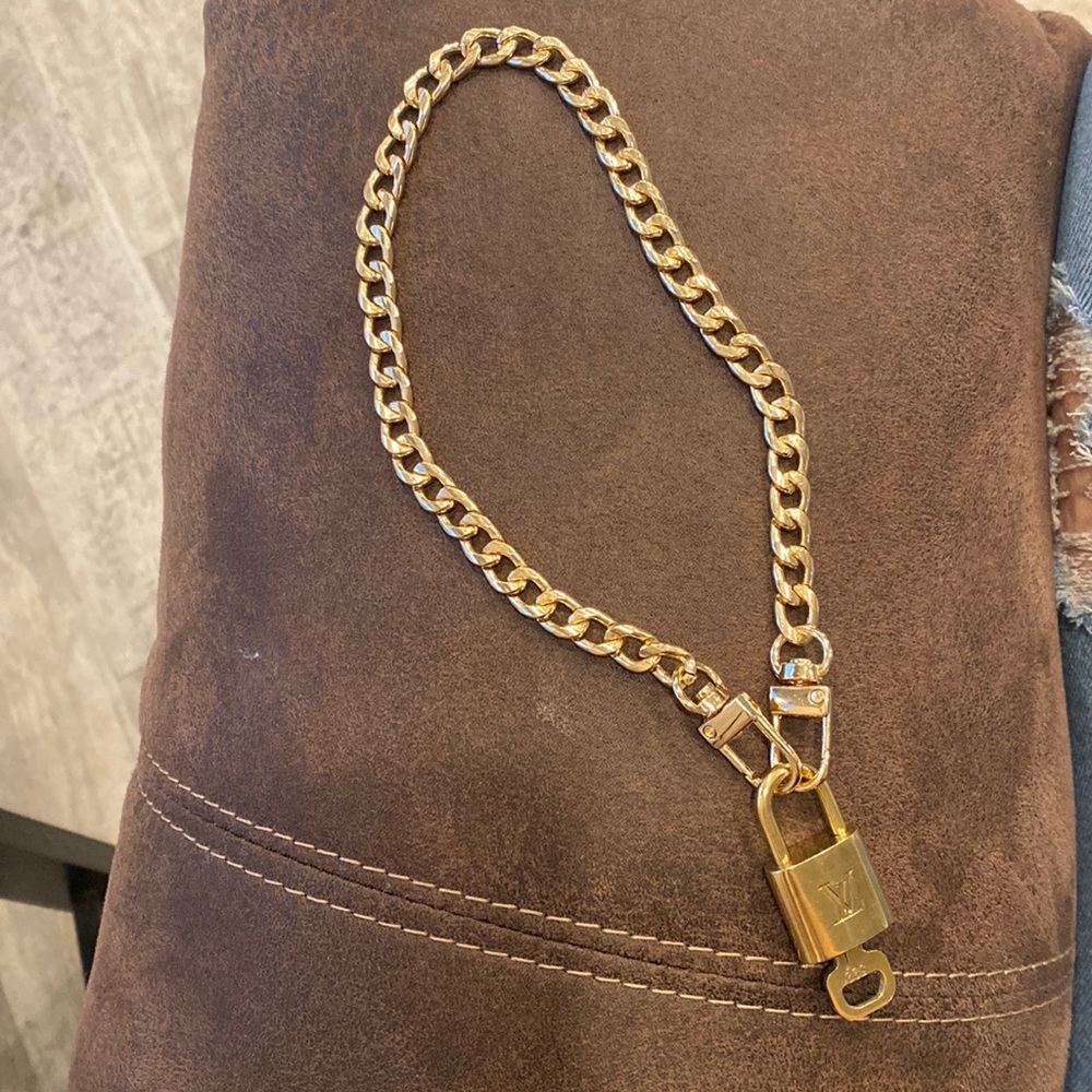 Louis Vuitton Lock and Key Gold Unbraided 16” Chain Necklace (322)